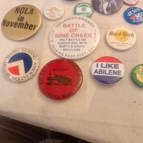 lot of vtg 26 pinback buttons Pins Various Batman To Lita Ford To 4H - Picture 8 of 11